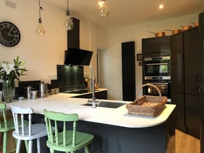 Fridge, microwave, oven, stovetop - Cosy riverside retreat with stunning views in valley location (Treherbert)