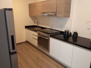 Refrigerador, microondas, horno y parrilla de estufa