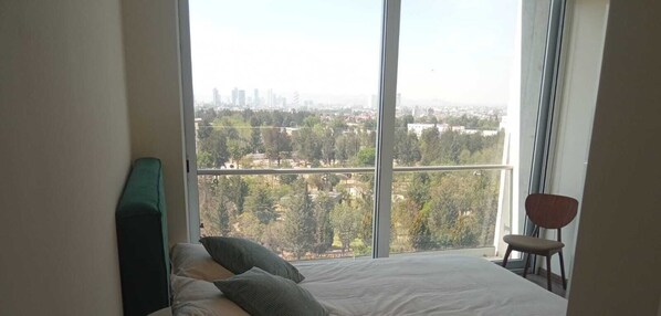 2 habitaciones, caja de seguridad en la habitación y escritorio