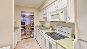 1 bedroom, blackout drapes, iron/ironing board, WiFi (free) - Princess's Paradise (St. Simons Island)