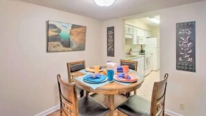1 bedroom, blackout drapes, iron/ironing board, WiFi (free) - Princess's Paradise (St. Simons Island)