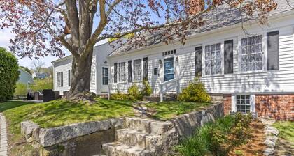 The School House Cottage, 1BR Mystic Riverfront Stay, Walk to Downtown