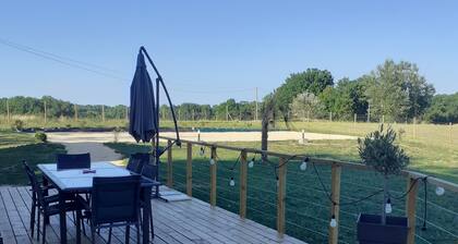 House with swimming pool 2 minutes from Lougratte lake, ideal for families.