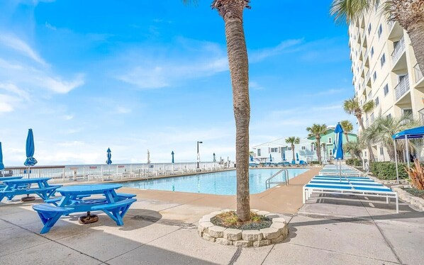 Una piscina al aire libre