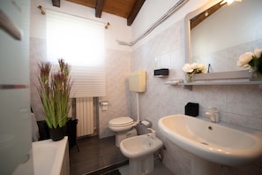Basic Apartment | Bathroom