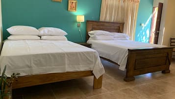 6 bedrooms, desk, iron/ironing board, travel crib