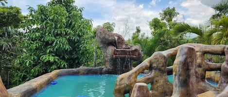 Una piscina al aire libre