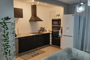 Kühlschrank, Mikrowelle, Ofen, Geschirrspüler
