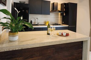 Kühlschrank, Mikrowelle, Ofen, Herdplatte