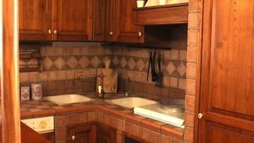 Kühlschrank, Ofen, Geschirrspüler, Wasserkocher mit Kaffee-/Teezubehör