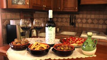 Kühlschrank, Ofen, Geschirrspüler, Wasserkocher mit Kaffee-/Teezubehör