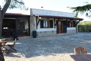 Outdoor dining - Hillside villa with private pool in Monopoli (Puglia)