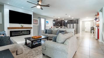 Smart TV, chimenea, videojuegos y futbolito