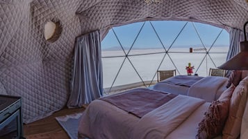 Minibar con artículos gratuitos y decoración personalizada