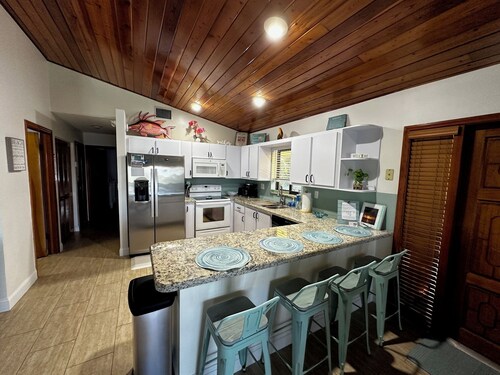 Fun in the Sun! Private pool, 37' dock and Cabana Club!