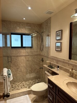 Dusche, Haartrockner, Bidet, Handtücher
