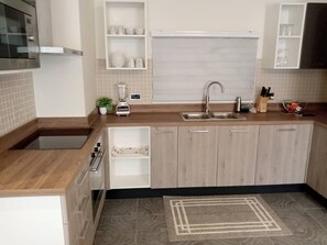 Kühlschrank, Ofen, Wasserkocher, Kaffeemühle