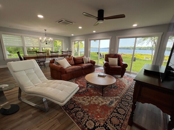 Smart TV, libros y biblioteca musical 