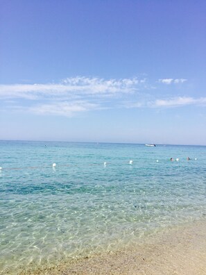 Accommodatie ligt op het strand, strandlakens
