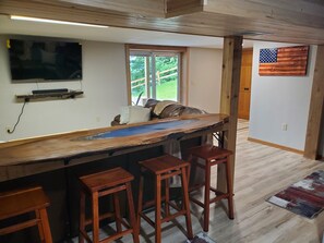 Smart TV, fireplace, video games, books - Newly remodeled, multifunctional, secluded retreat w/ views of Mississippi River (Brownsville)