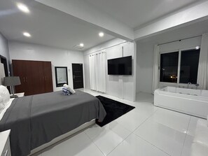 Luxury Villa (Top Floor) | 5 bedrooms, desk, laptop workspace, free rollaway beds