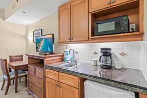 Microwave, coffee/tea maker, toaster, cookware/dishes/utensils - Sandpiper Paradise- Studio Sandestin (Miramar Beach)