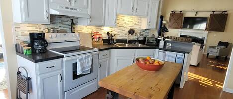 Batterie de cuisine, vaisselle et ustensiles