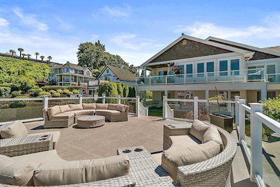 Cozy Old Town condo | Bay Views + Garage + Patio | Steps to Ruston Way!