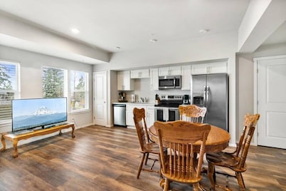 Quiet condo Steps to Tacoma Dome~Bay & City VIEWS!