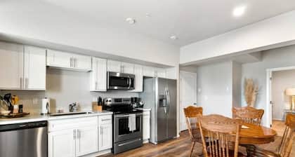 Quiet condo Steps to Tacoma Dome~Bay & City VIEWS!