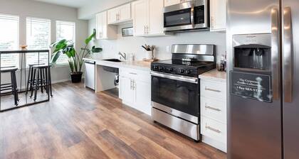 Tacoma Dome condo w Mountn & Bay views + + PRK!