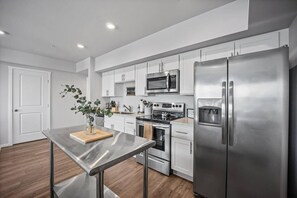 Fridge, microwave, oven, stovetop - Steps to Dome Breathtaking views + parking + AC! (Tacoma)