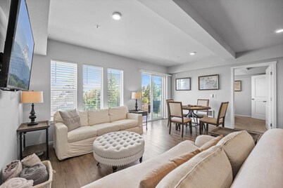 Steps to Dome Breathtaking views + parking + AC!