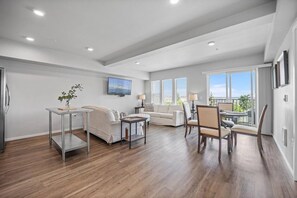 Smart TV - Steps to Dome Breathtaking views + parking + AC! (Tacoma)