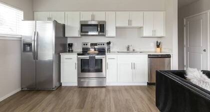 Quiet, convenient Commencement Bay & city views!