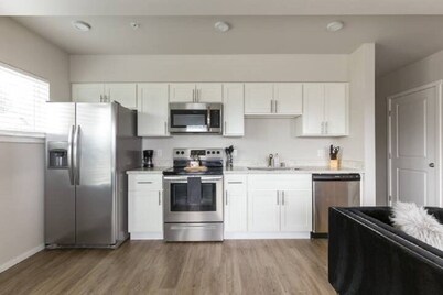 Quiet, convenient Commencement Bay & city views!