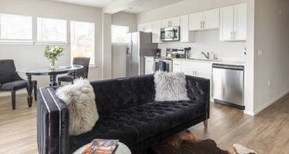 Quiet, convenient Commencement Bay & city views!