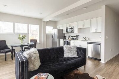 Quiet, convenient Commencement Bay & city views!