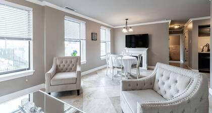 Modern Elegance in the Heart of Downtown Tacoma | King Bed + Parking + AC