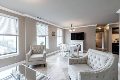Modern Elegance in the Heart of Downtown Tacoma | King Bed + Parking + AC