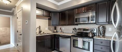 Réfrigérateur, four à micro-ondes, un four, surface de cuisson