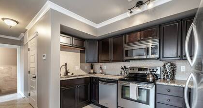 Modern Elegance in the Heart of Downtown Tacoma | King Bed + Parking + AC