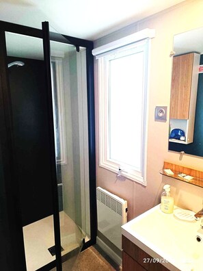 Douche, sèche-cheveux, papier toilette