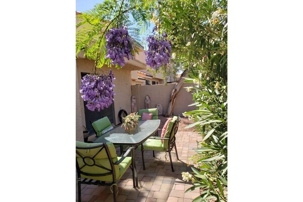 Outdoor dining - Park Setting with Pool! Old Town Scottsdale, ASU, PHX, Papago Park, Zoo, DBG (Tempe)