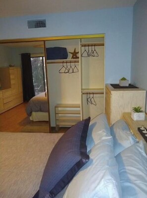 2 bedrooms, desk, iron/ironing board, free WiFi - Park Setting with Pool! Old Town Scottsdale, ASU, PHX, Papago Park, Zoo, DBG (Tempe)