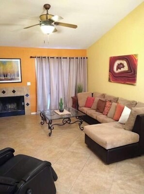 Smart TV, fireplace, books, stereo - Park Setting with Pool! Old Town Scottsdale, ASU, PHX, Papago Park, Zoo, DBG (Tempe)