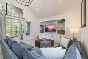 TV de tela plana, lareira