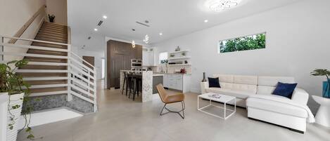 スマートテレビ、書庫、PC モニター