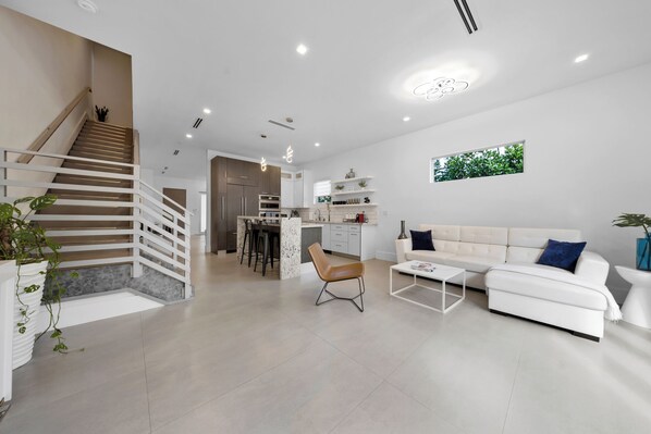 TV connectée, livres, écrans d'ordinateur