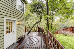 A wooden deck with a white door and a bench, surrounded by trees and a wooden fence. - Mill Valley Escape - 13 Miles to San Francisco! (Mill Valley)